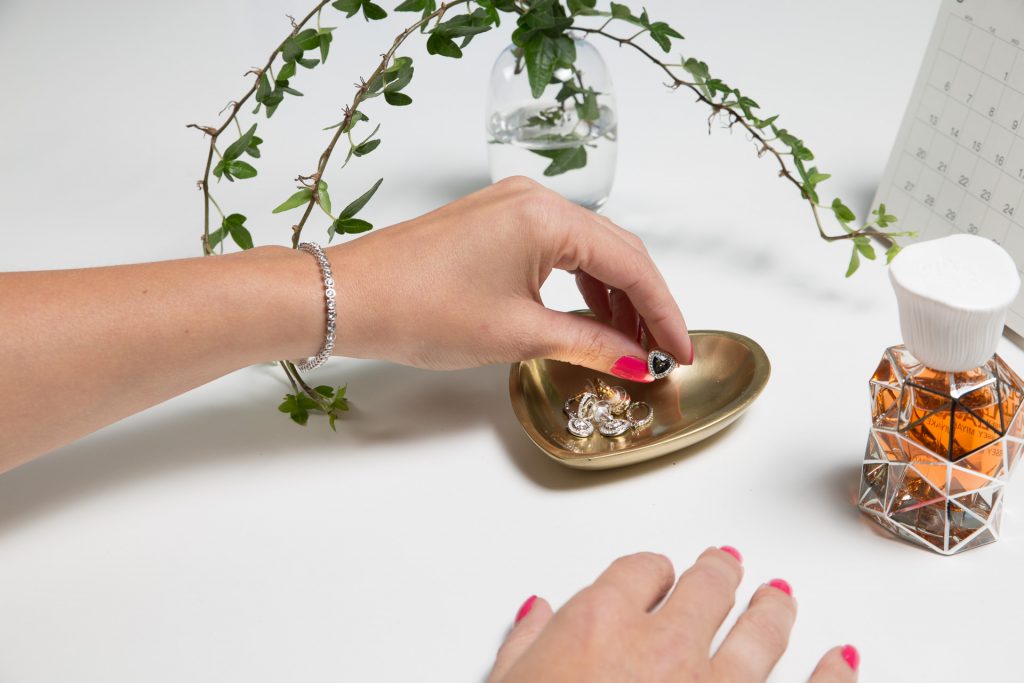 Tiedätkö, miksi hopea tummuu? Näillä vinkeillä palautat hopeakoruihin kiillon