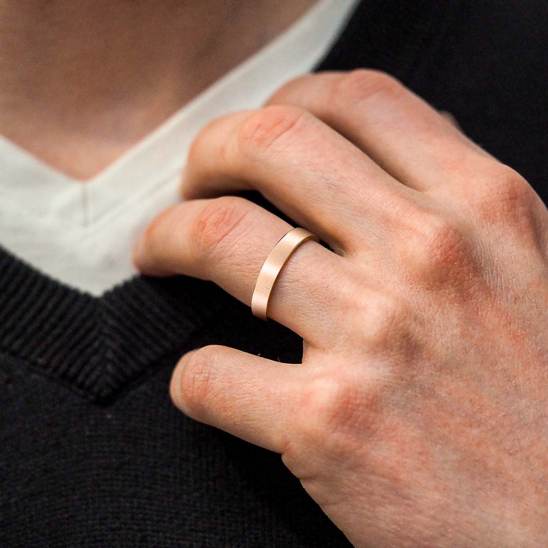 Silván kihlasormus, lasikuulapuhallettu pinta 4mm flakka, 14K rosekultaa, Silván kihlasormukset