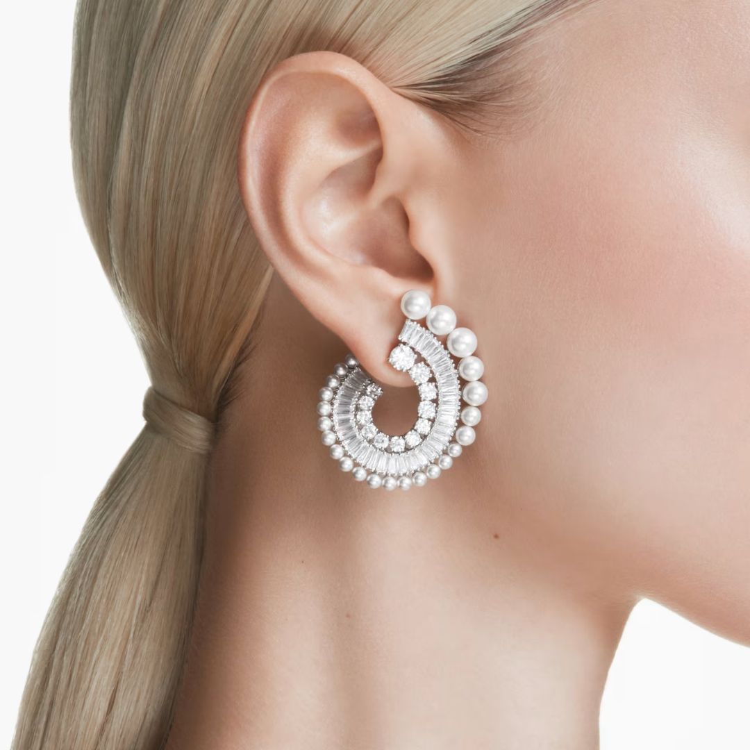 Swarovski x Ariana Grande korvakorut, vaalea metalli, kirkkaat kristallit ja valkoiset helmet, 5720869