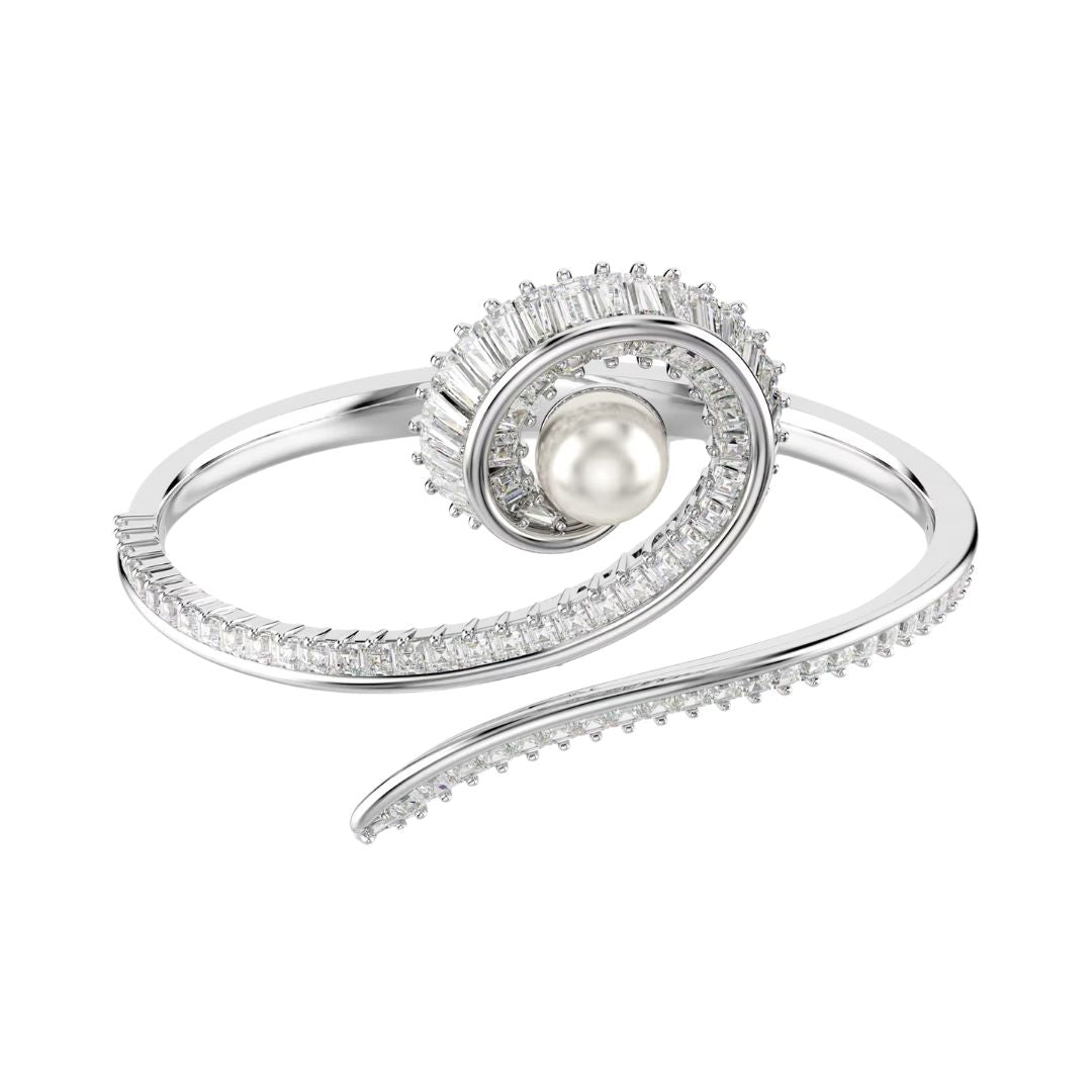 Swarovski x Ariana Grande rannekoru, vaalea metalli, kirkkaat kristallit ja valkoinen helmi