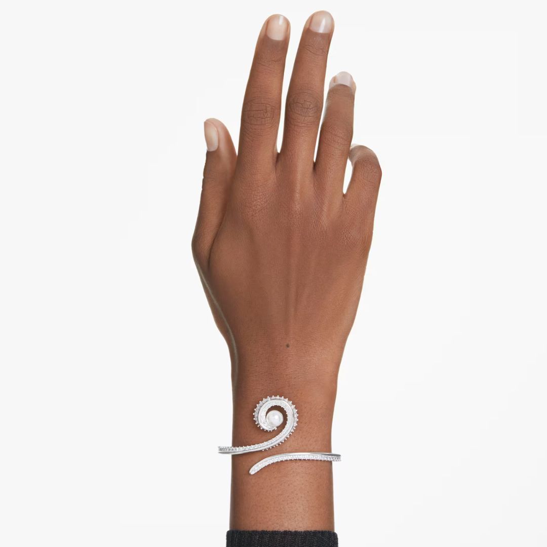 Swarovski x Ariana Grande rannekoru, vaalea metalli, kirkkaat kristallit ja valkoinen helmi