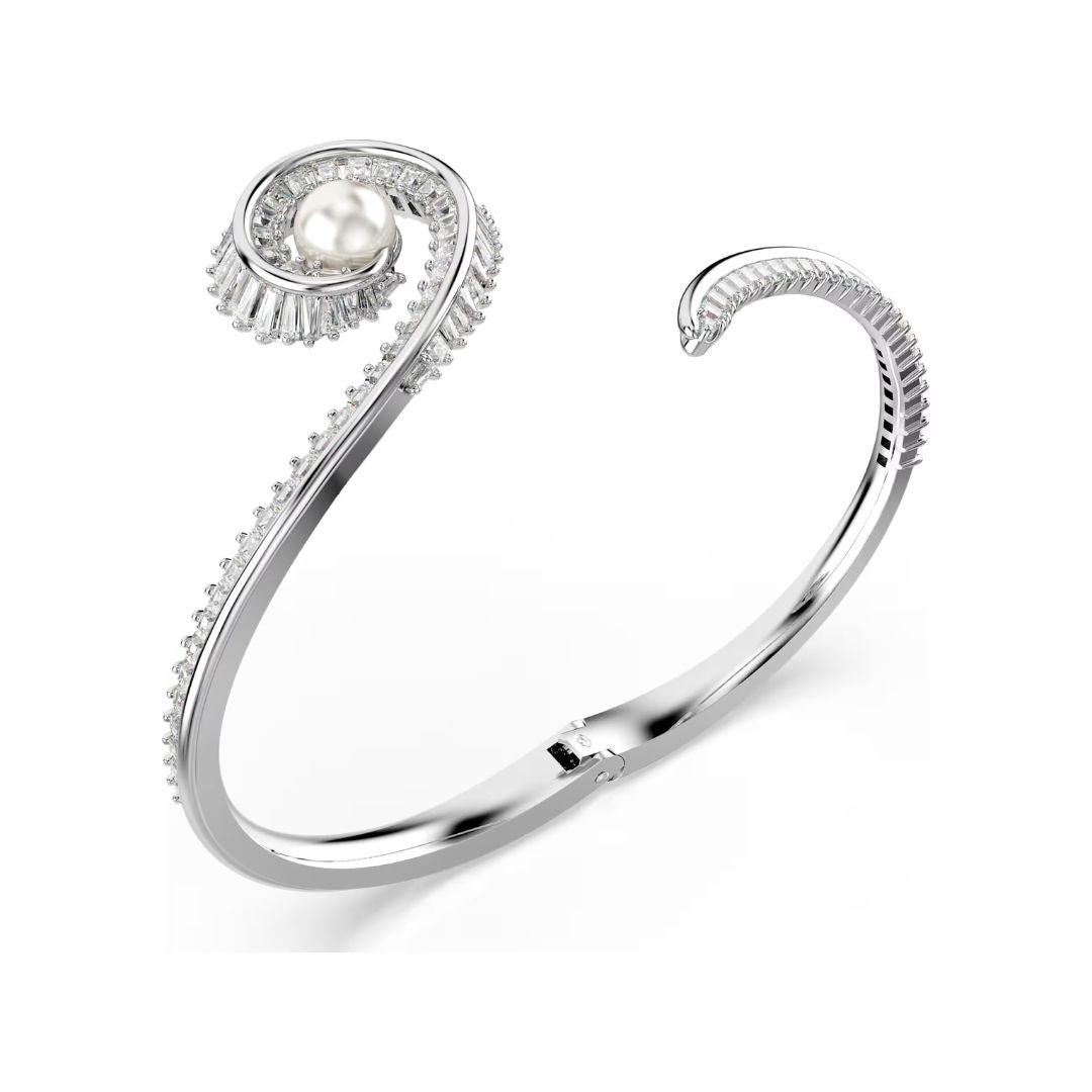 Swarovski x Ariana Grande rannekoru, vaalea metalli, kirkkaat kristallit ja valkoinen helmi