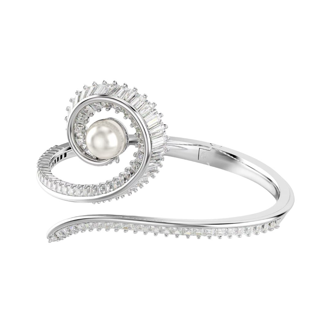 Swarovski x Ariana Grande rannekoru, vaalea metalli, kirkkaat kristallit ja valkoinen helmi