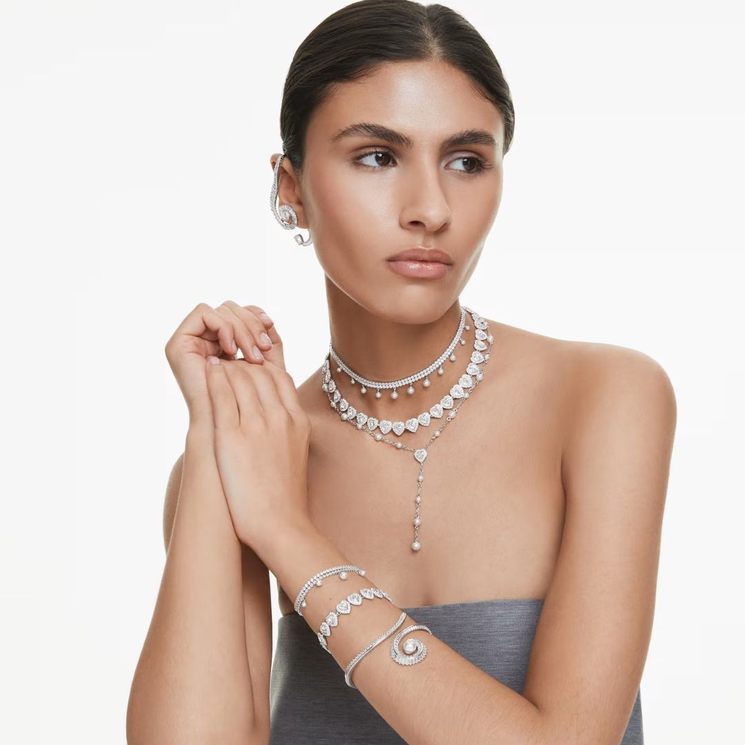 Swarovski x Ariana Grande rannekoru, vaalea metalli, kirkkaat kristallit ja valkoiset helmet 5720870