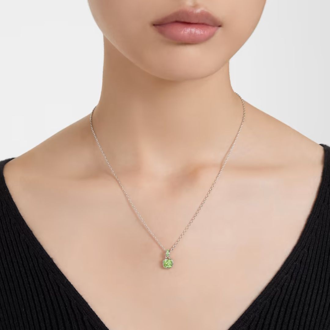 Swarovski Birthstone August riipus, vaalea metalli ja vihreät kristallit 5651706