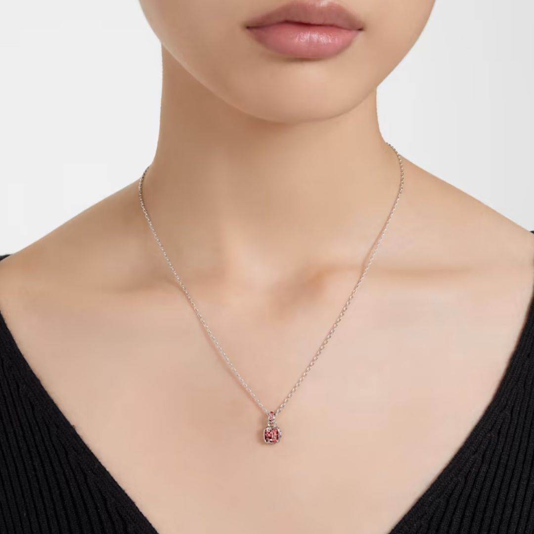 Swarovski Birthstone January riipus, vaalea metalli ja punaiset kristallit 5651709