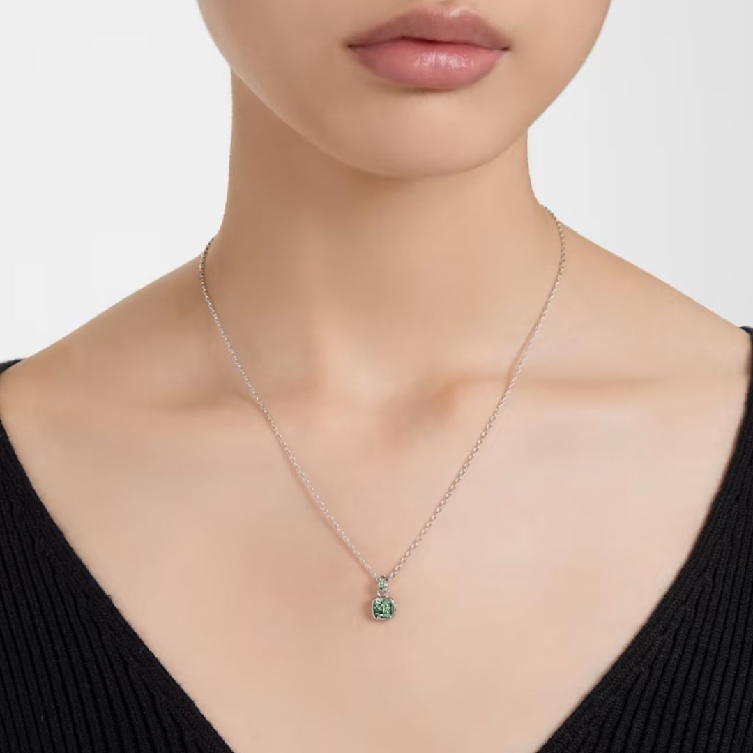 Swarovski Birthstone May riipus, vaalea metalli ja vihreät kristallit 5651793