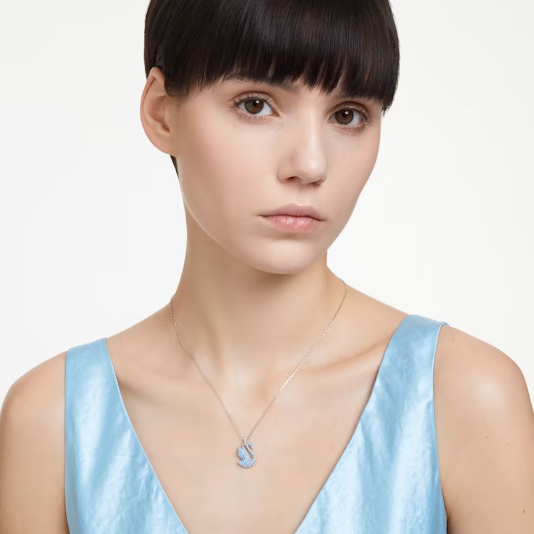 Swarovski Iconic Swan riipus, vaalea metalli ja vaaleansiniset kristallit 5660594