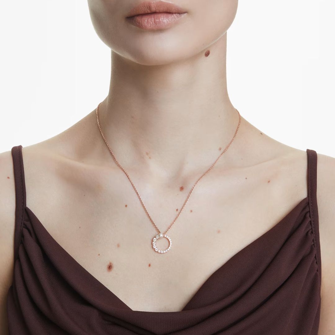 Swarovski Matrix riipus, ruusukullanväri kirkkailla kristalleilla ja valkoisella helmellä 5692265