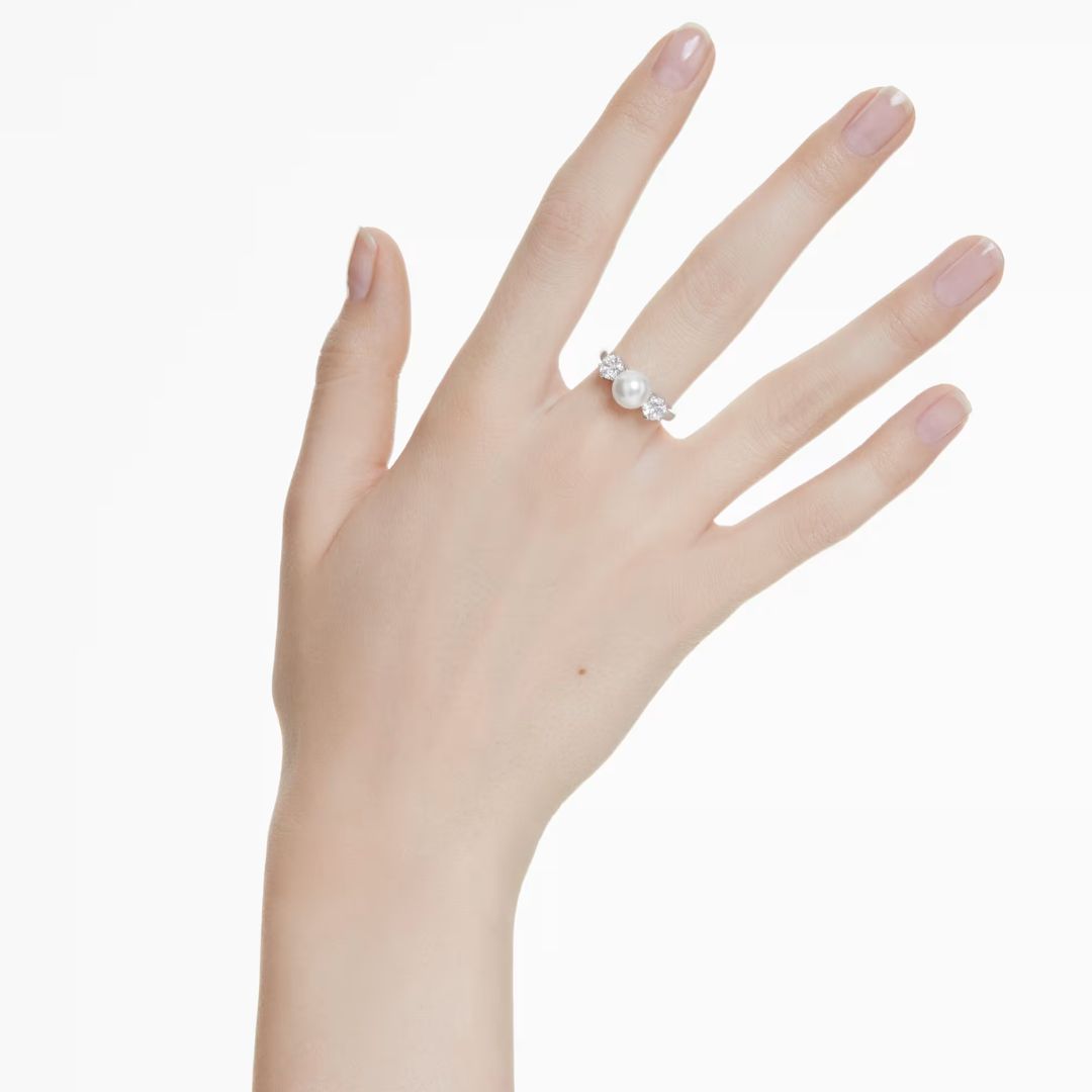 Swarovski Matrix sormus, vaalea metalli kirkkailla kristalleilla ja valkoisella helmellä