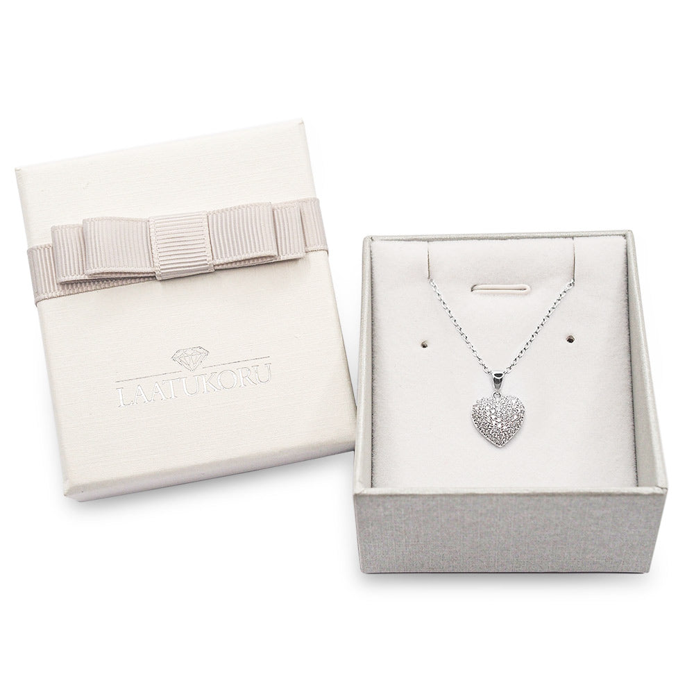 Hopeinen sydänriipus lahjapakkauksessa - Laatukoru - Laatukoru