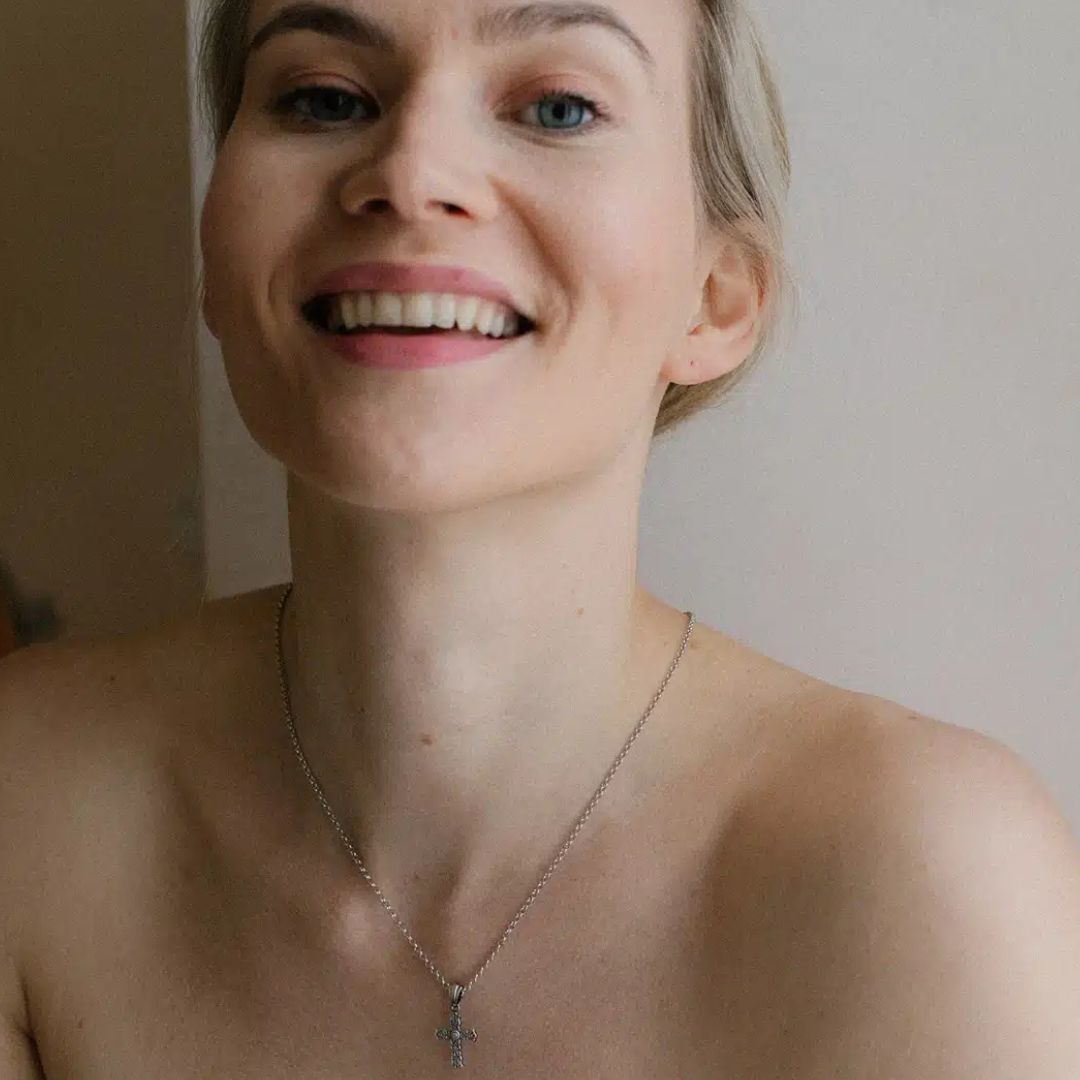 Lumoava Metsäkukkia ristiriipus, hopeaa