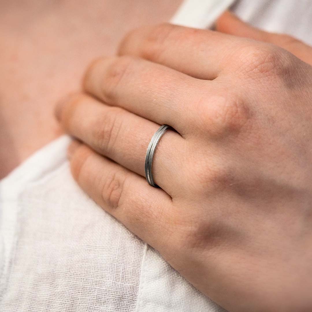 Silván kihlasormus valkokulta, 2mm, kiiltävällä uralla, Silván kihlasormukset - Silván - Laatukoru