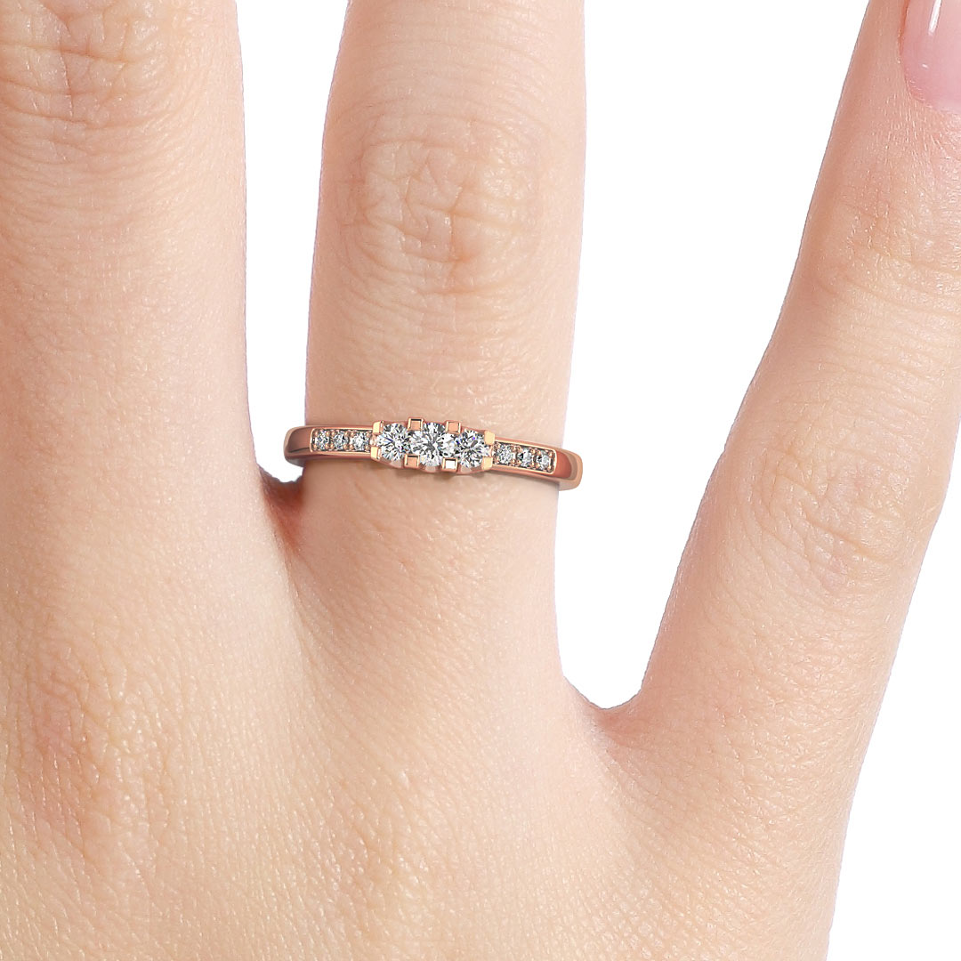 Silván timanttisormus 0,22ct, 14K rosekulta, Silván vihkisormukset - sormus ylle puettuna, mallikuva - Laatukoru