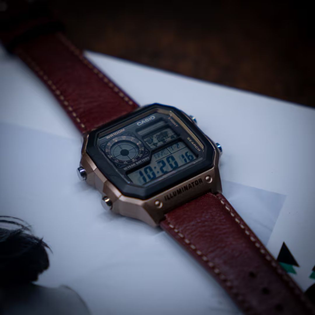 Casio AE-1200WHL-5AVEF rannekello ruskealla kuorella ja nahkarannekkeella