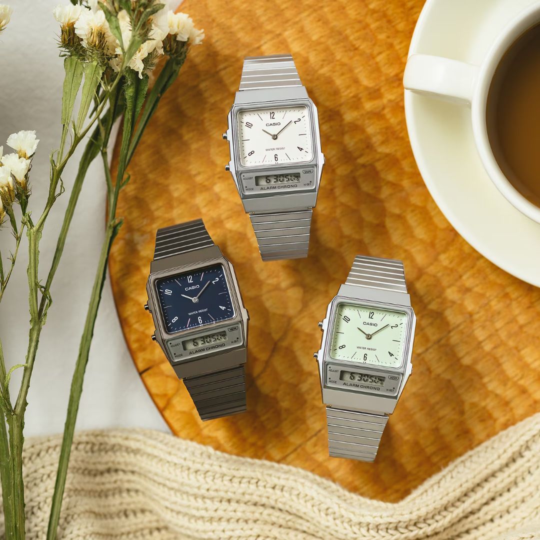 Casio AQ-800E-3AEF anadigi-rannekello harmaalla rannekkeella ja vaaleansinisellä kellotaululla
