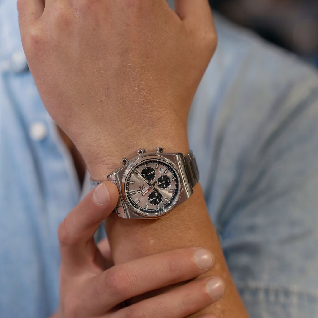 Casio Edifice Chronograph EFB-730D-7AVUEF miesten rannekello hopeisella kellotaululla