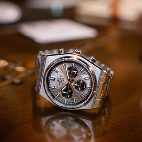 Casio Edifice Chronograph EFB-730D-7AVUEF rannekello hopeisella taululla
