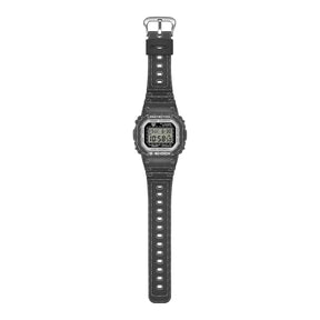 Casio G-Shock DW-5600RGM-1ER rannekello mustalla rannekkeella ja taululla