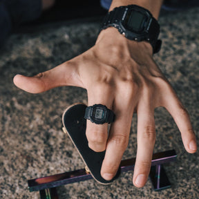 Casio G-Shock Nano DWN-5600-1ER sormuskello mustalla rannekkeella