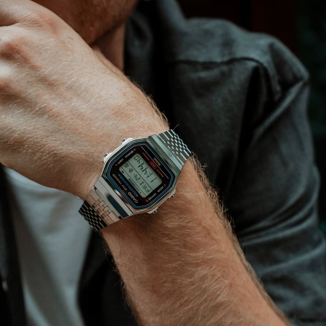Casio Vintage ABL-100WE-1AEF rannekello miehen ranteessa