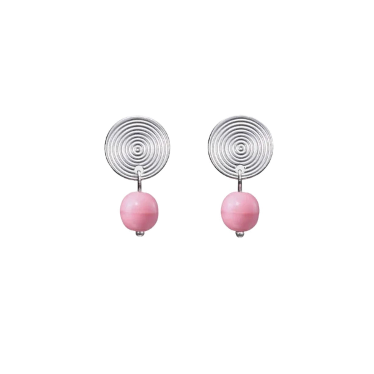 Kalevalan hopeiset Kosmos nappikorvakorut spiraalikuviolla ja vaaleanpunaisilla lasihelmillä valkoisella taustalla