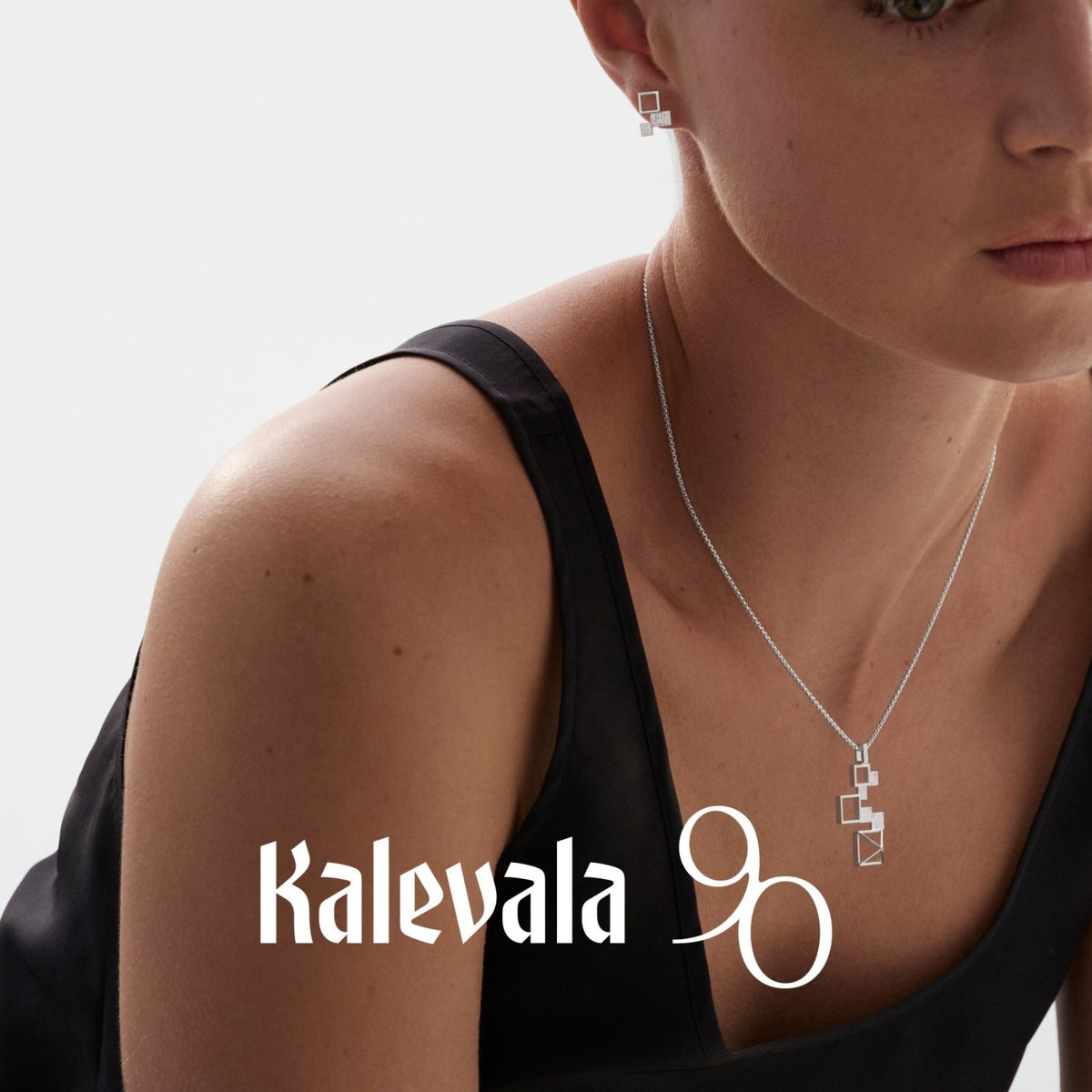 Kalevalan hopeiset Himmeli nappikorvakorut geometrisilla avoimilla neliöillä naisen korvissa