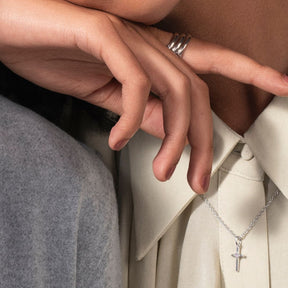 Lumoava Daisy ristiriipus, kirkkaalla kivellä, hopeaa