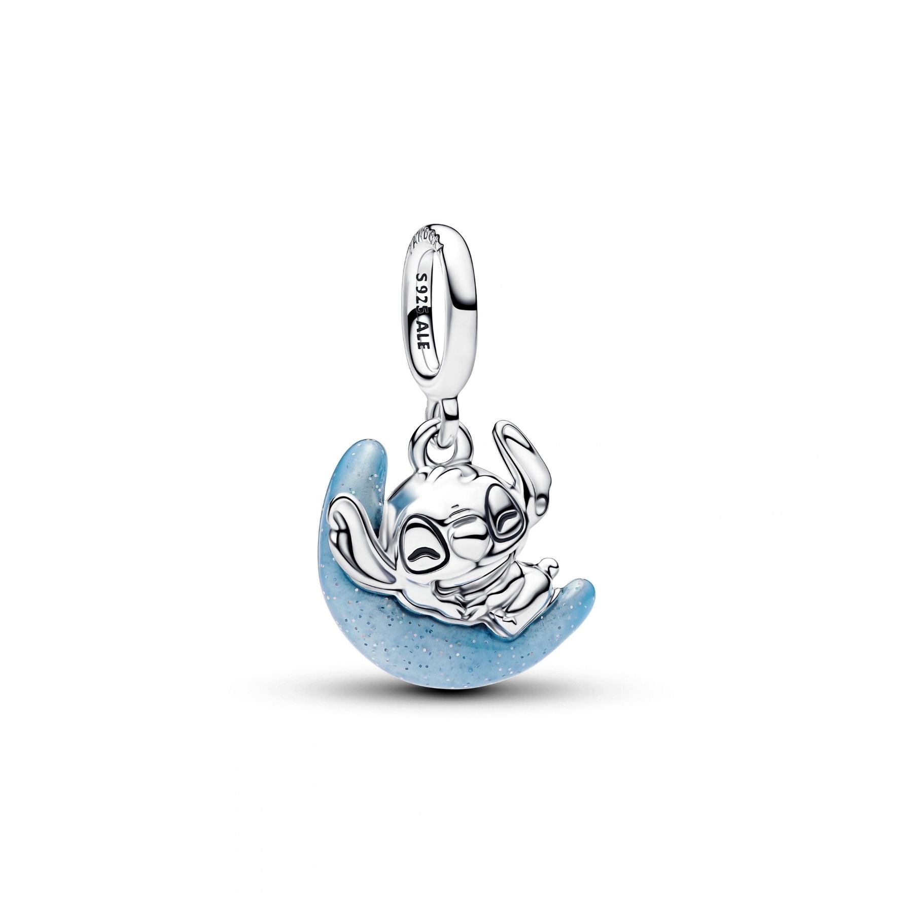 Pandora hopeinen Stitch hela, jossa nukkuva hahmo lepää sinertävällä kuunsirpillä.