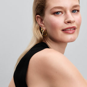 Pandora Essence Twisted Triangle isot rengaskorvakorut, keltakullattu, 263876C00