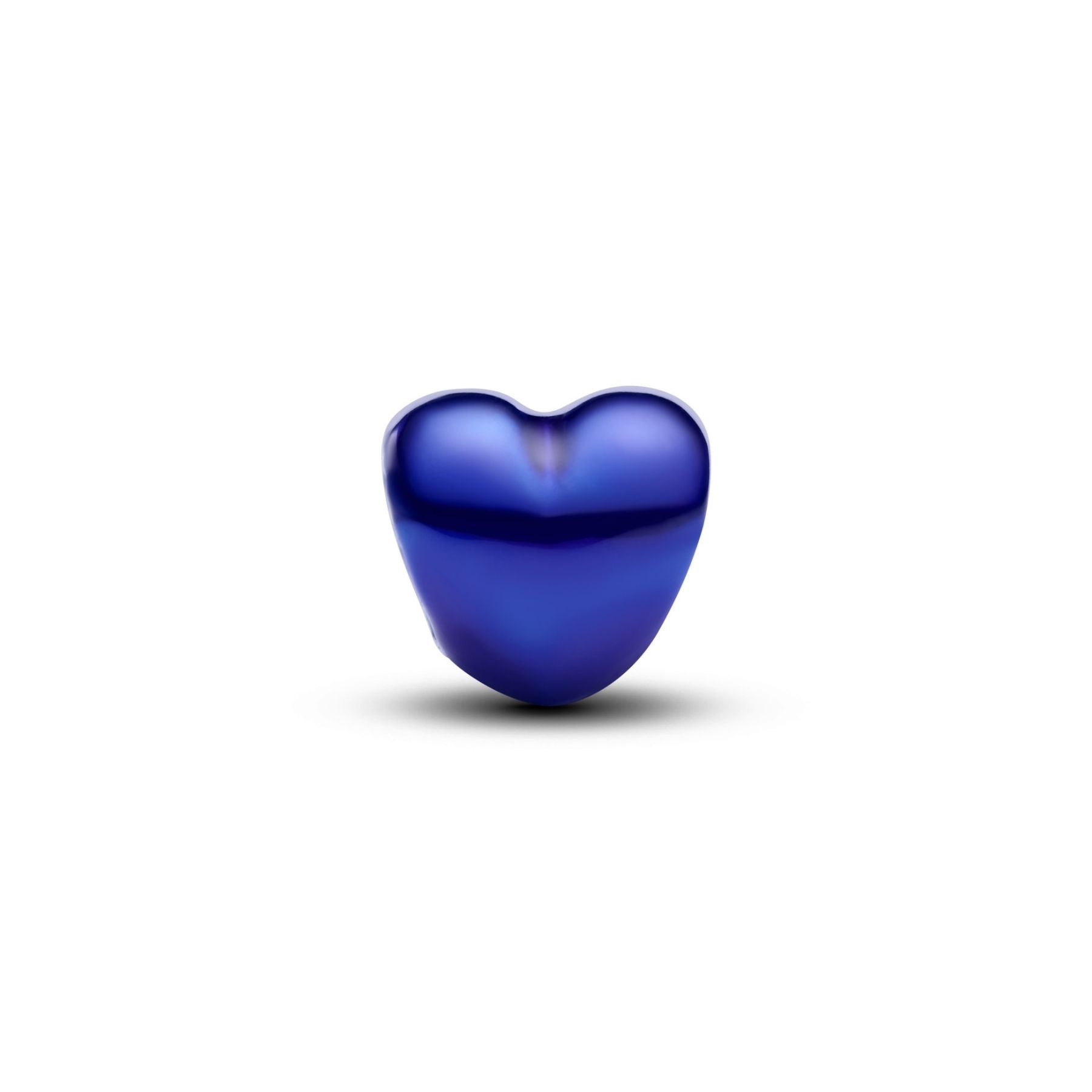 Pandora Moments sininen sydänhela, kiiltävä pinta ja hopeinen rakenne valkoista taustaa vasten