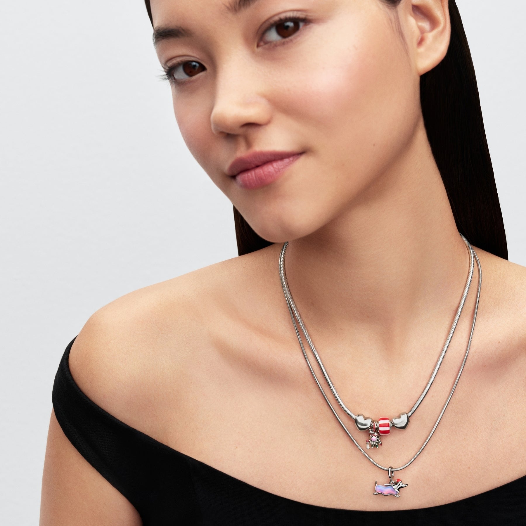 Pandora Moments kaulakorussa roikkuva platinapinnoitettu mäyräkoirahela violetilla opaalinhohtoisella yksityiskohdalla