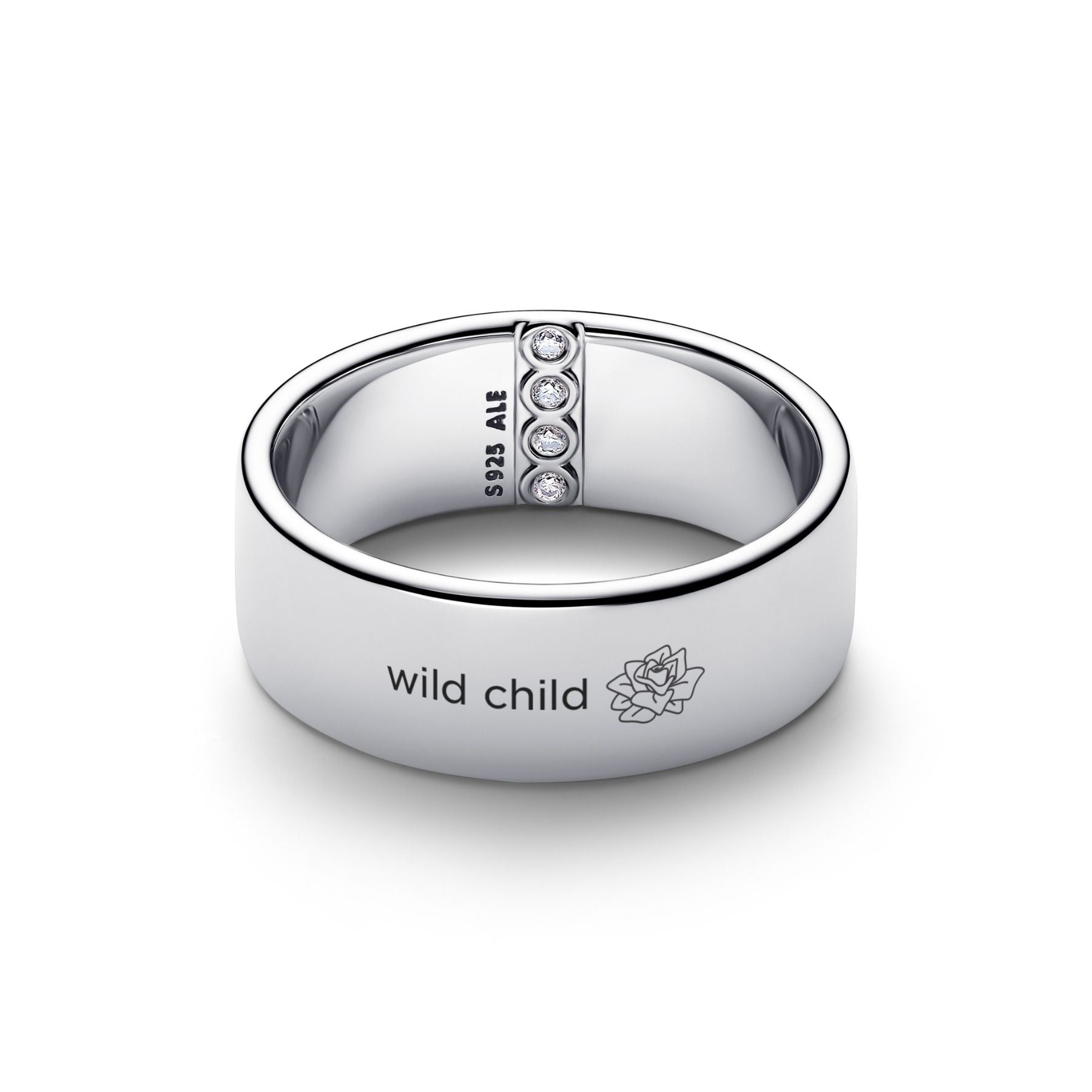 Pandora leveä hopeasormus, ulkopinnassa kaiverrus Wild child ja kukkakuvio sekä sisäpinnassa kolme kirkasta kiveä