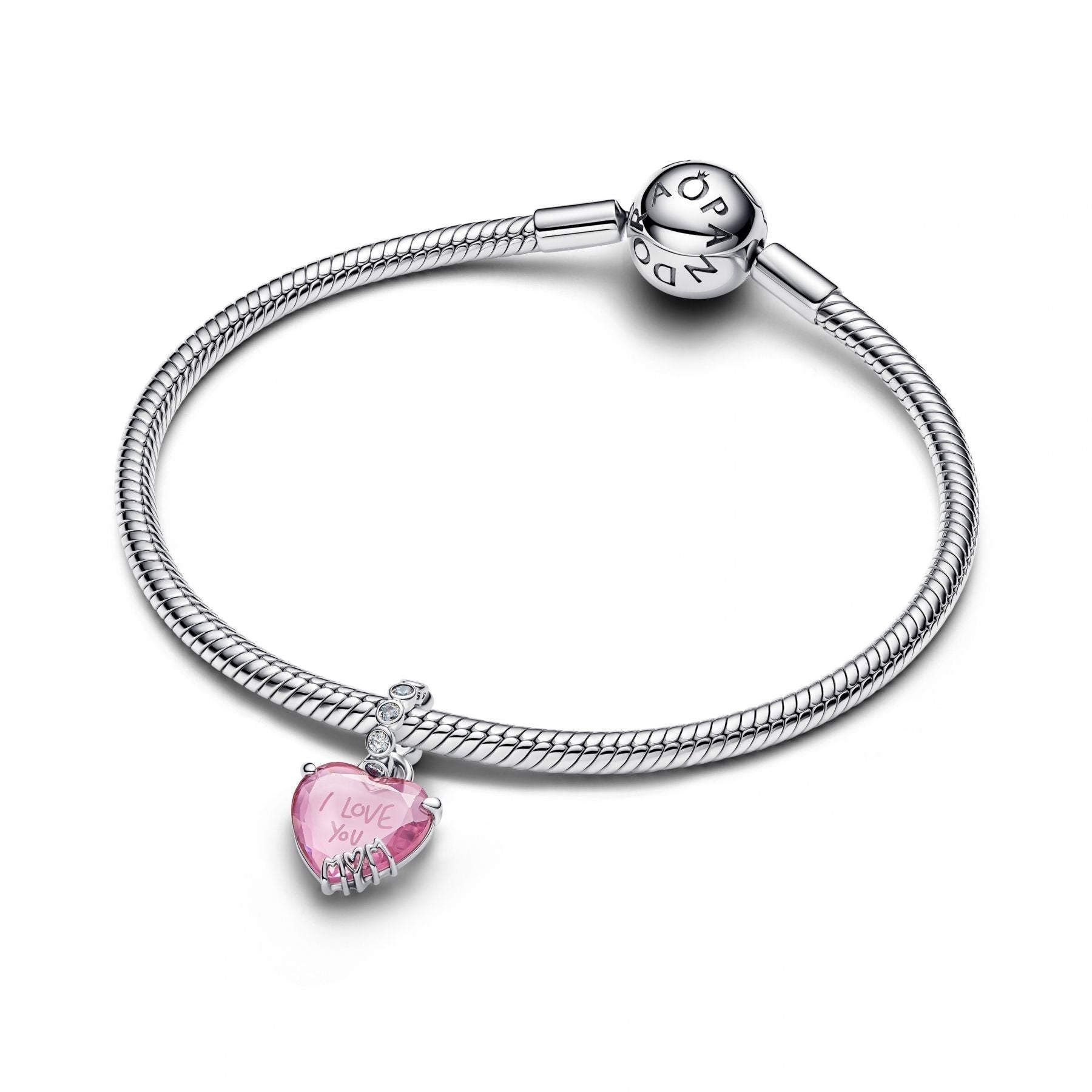 Pandora Moments hopeinen rannekoru, jossa roikkuu vaaleanpunainen zirkonisydänhela tekstillä I love you mom