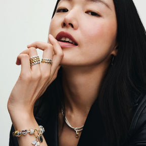 Pandora Moments Row of Hearts sormus, keltakullattu, 163427C00