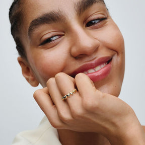 Pandora Moments Row of Hearts sormus, keltakullattu, 163427C00