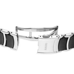 Rado-rannekellon mustan ja teräksen värinen ranneke avoimella taittolukolla takaapäin katsottuna