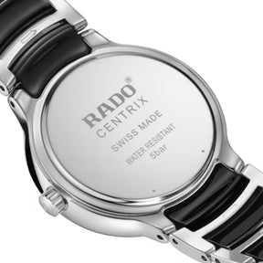 Rado Centrix rannekellon teräksinen takakansi, musta ja teräksen sävyinen ranneke sekä vesitiiviysmerkintä