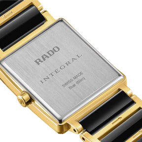 Rado Integral -rannekellon takapuoli, harjattu metallinen takakansi ja musta keraaminen ranneke.