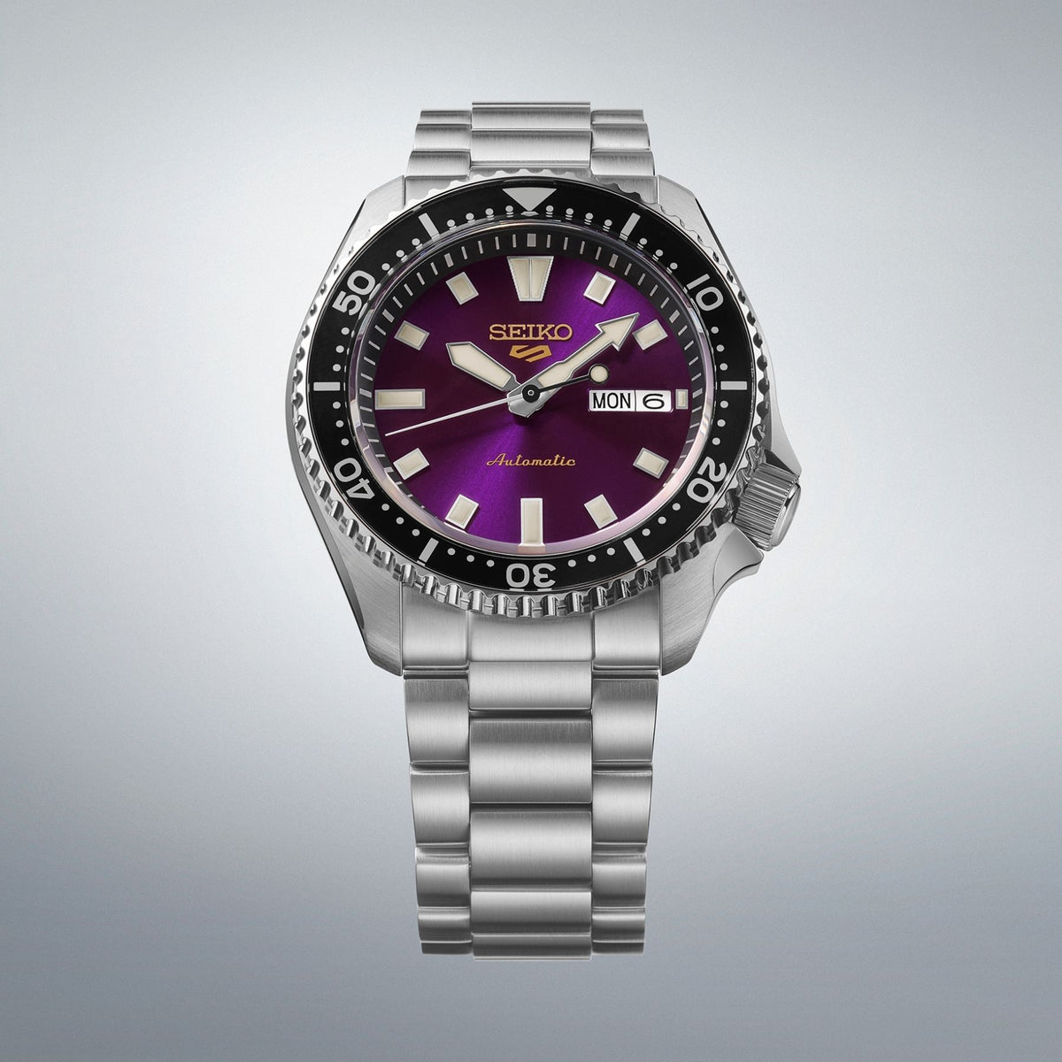 Seiko 5 Sports automaattinen rannekello violetilla taululla ja teräsrannekkeella edestä katsottuna