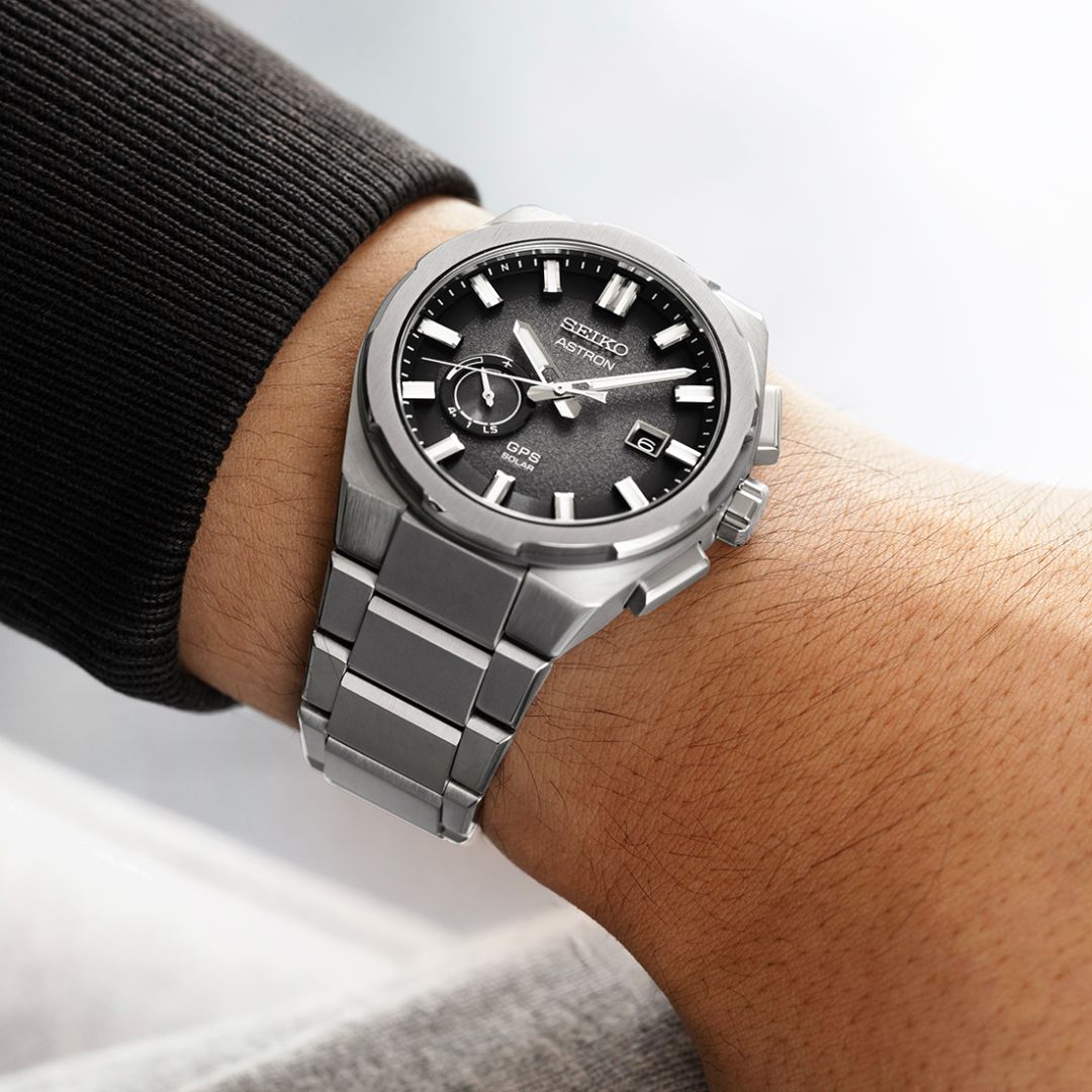 Seiko Astron GPS Solar SSJ025J1 miesten rannekello harmaalla taululla