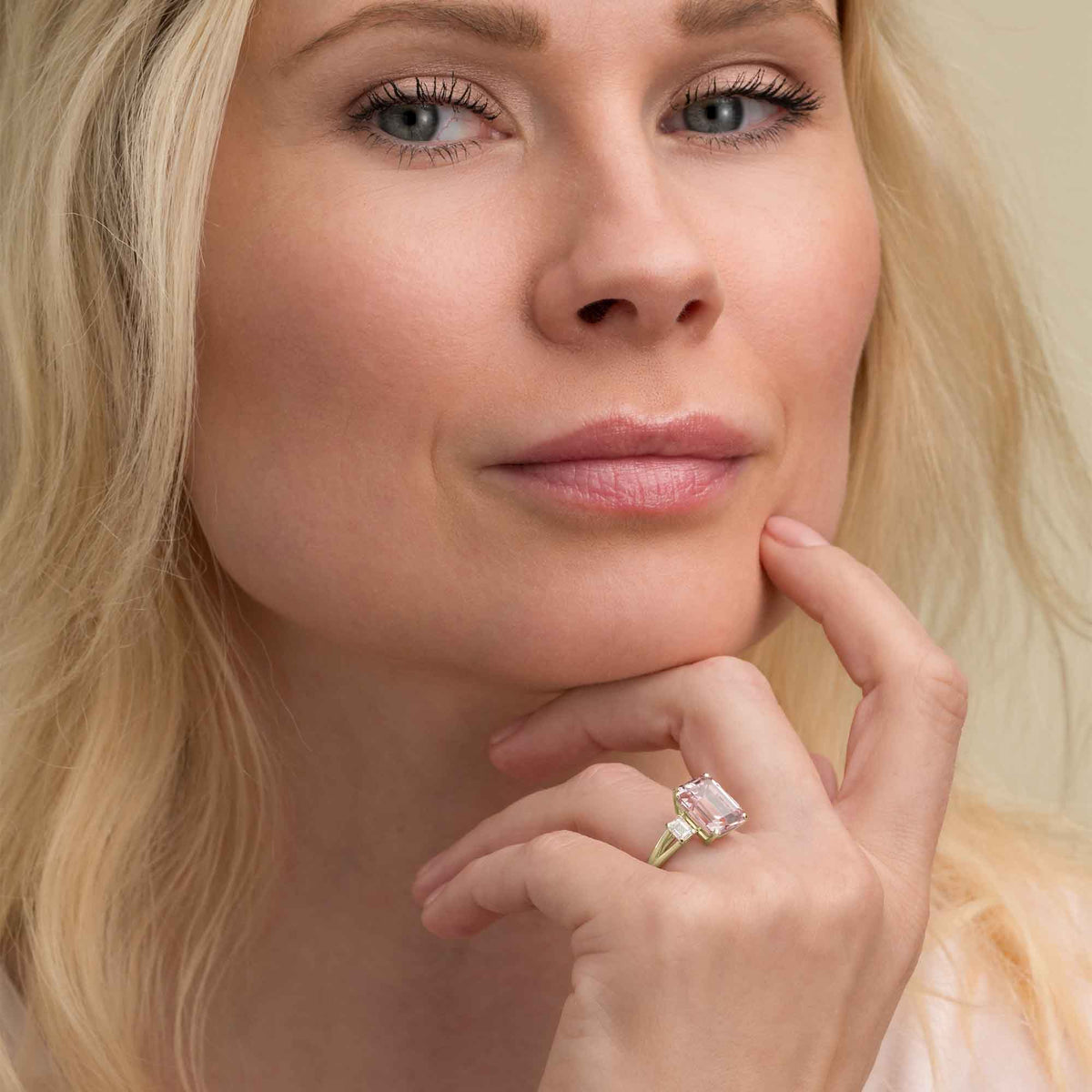 Silván timanttisormus 4,38ct morganiitilla ja 0,60ct timanteilla, 18K keltakultaa, Silván vihkisormukset