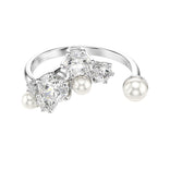 Swarovski Constella sormus, vaalea metalli kirkkailla kristalleilla ja valkoisilla helmillä