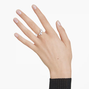 Swarovski Constella sormus, vaalea metalli kirkkailla kristalleilla ja valkoisilla helmillä