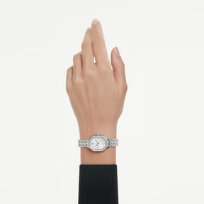 Swarovski hopeanvärinen kahdeksankulmainen rannekello kirkkailla kristalleilla ranteessa