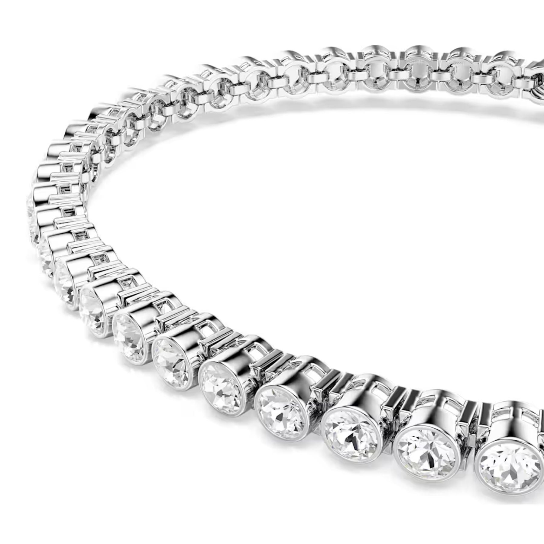 Swarovski Emily rannekoru kirkkailla kristalleilla ja hopeanvärisillä metalliosilla valkoisella taustalla