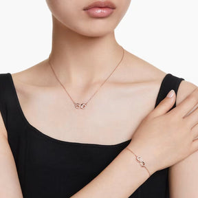 Swarovski Hyperbola Infinity riipus ja rannekoru, ruusukullanväri ja kirkkaat kristallit 5682483