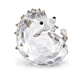 Swarovski kristallifiguuri, leikkisä siili piikit selässä ja metallinhohtoiset yksityiskohdat valkoisella taustalla