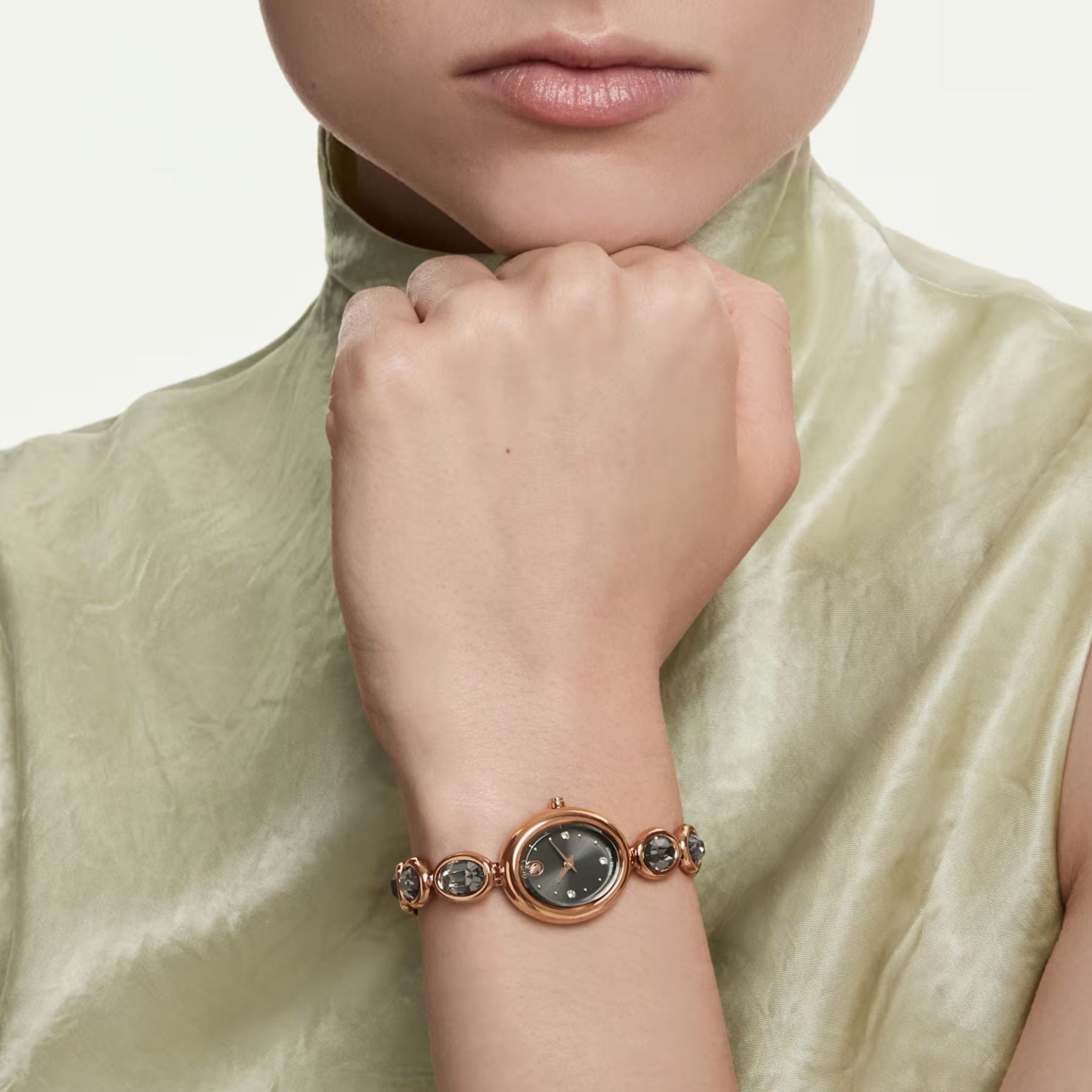 Swarovski ruusukultainen rannekello mustalla kellotaululla ja säihkyvillä mustilla kristalleilla ranteessa.