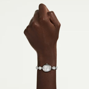 Swarovski Imber Oval -rannekello ranteessa, ovaali vaalea metallikuori ja kirkkailla kristalleilla koristeltu kellotaulu